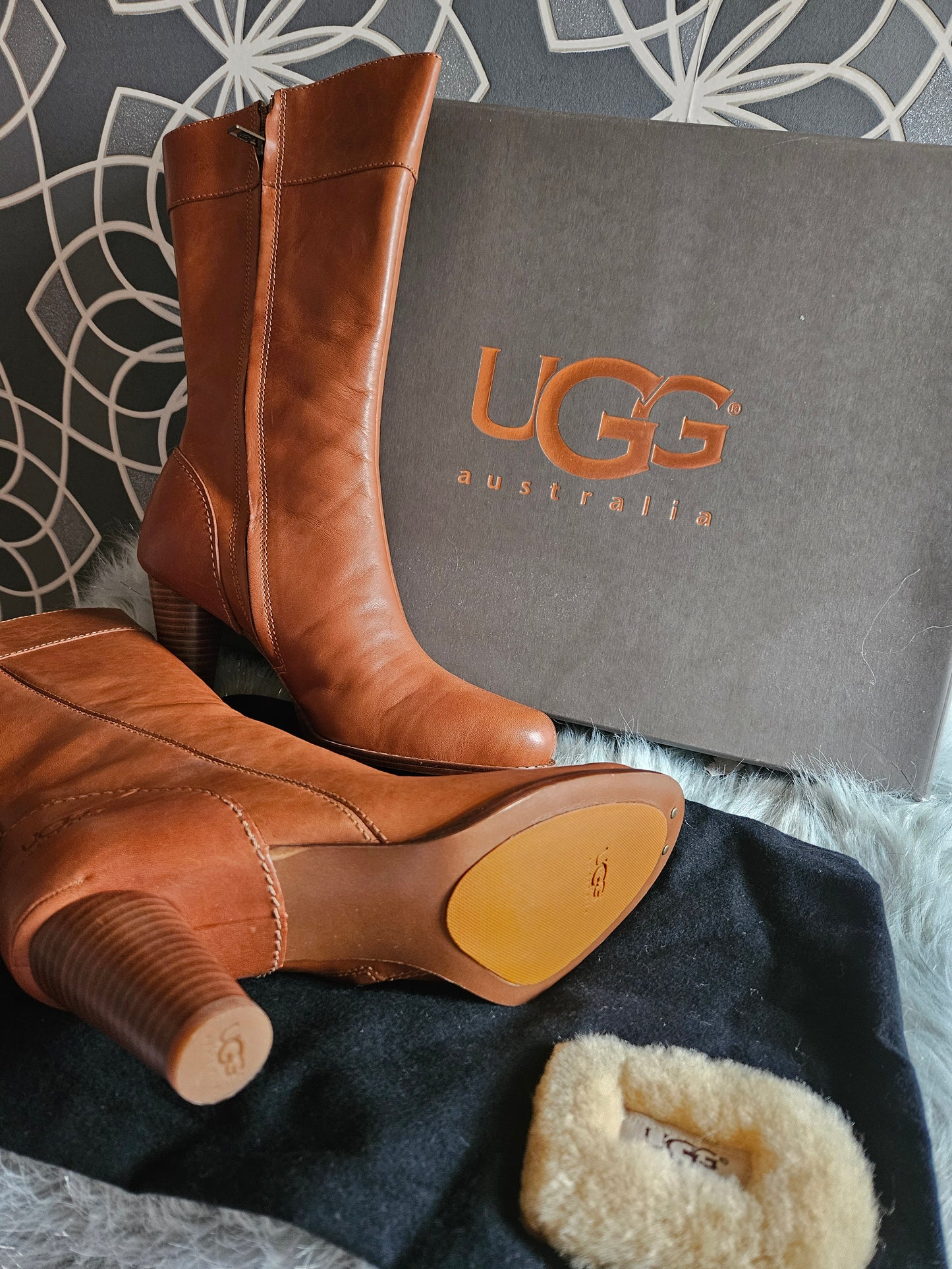 UGG Boots size 5 Leather Tan Never Worn